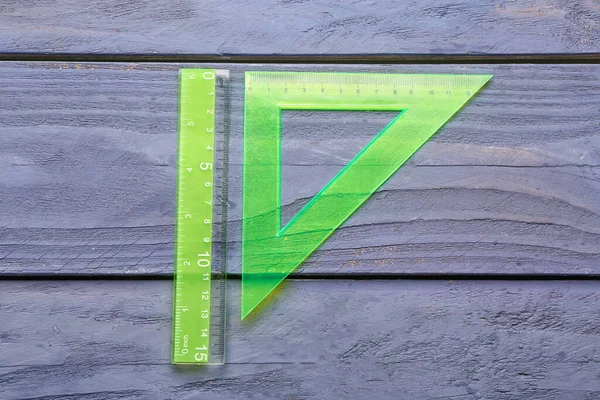 Reglas Verdes Plástico Rectas Triangulares Sobre Fondo Azul Madera —  Fotos de Stock
