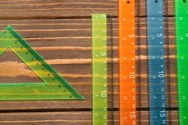 Coloridas Reglas Plástico Rectas Triangulares Sobre Fondo Madera —  Fotos de Stock