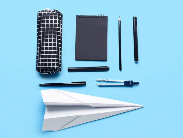 Samenstelling Met Briefpapier Benodigdheden Papier Vliegtuig Blauwe Achtergrond — Stockfoto