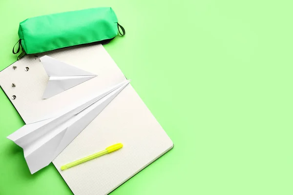 Composition Stationery Supplies Paper Planes Green Background — Stock Photo, Image
