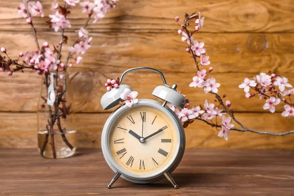 Blommande Våren Grenar Och Väckarklocka Trä Bakgrund — Stockfoto