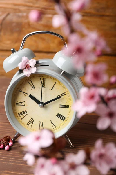 Florecientes Ramas Primavera Reloj Despertador Sobre Fondo Madera —  Fotos de Stock