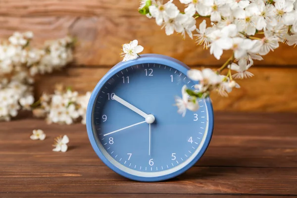 Квітучі Весняні Гілки Синій Будильник Дерев Яному Фоні — стокове фото