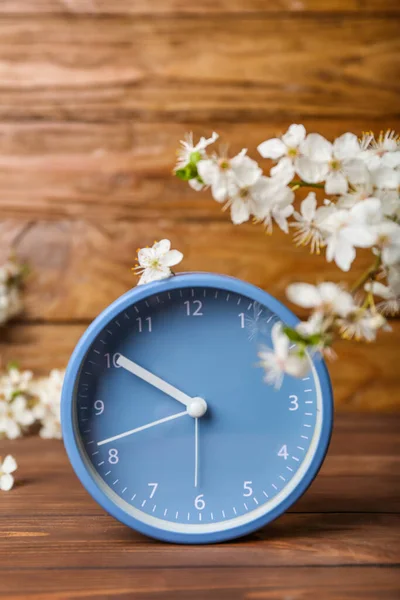 Blommande Våren Grenar Och Blå Väckarklocka Trä Bakgrund — Stockfoto