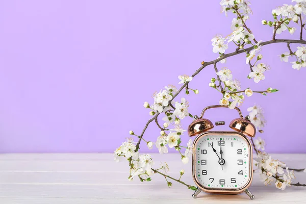 Квітучі Весняні Гілки Будильник Білому Дерев Яному Столі Біля Фіолетової — стокове фото