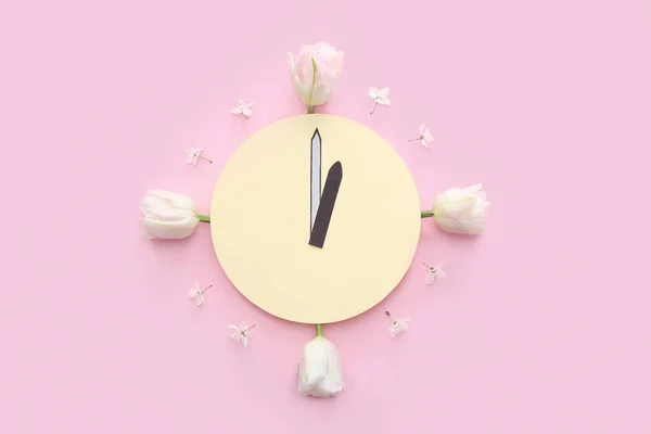 Reloj Papel Flores Sobre Fondo Rosa — Foto de Stock