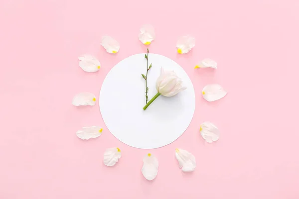 Óra Papírból Virágokból Rózsaszín Alapon — Stock Fotó