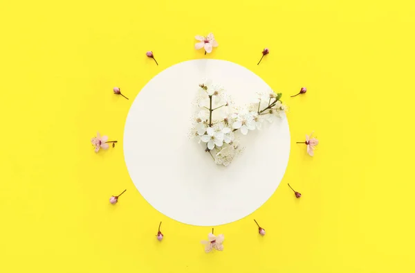 Reloj Papel Flores Sobre Fondo Amarillo — Foto de Stock