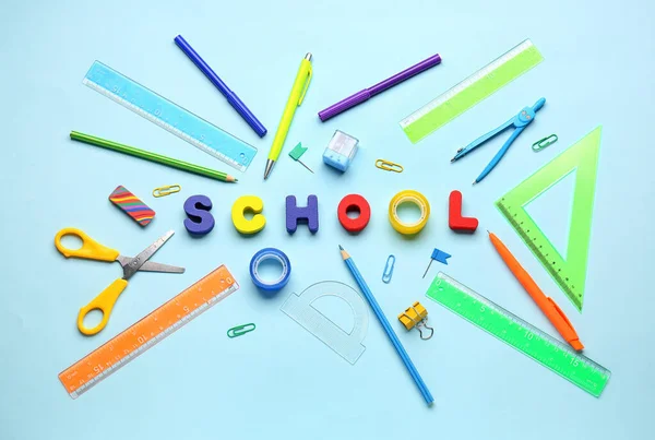 Quadro Feito Artigos Papelaria Coloridos Palavra School Fundo Azul — Fotografia de Stock