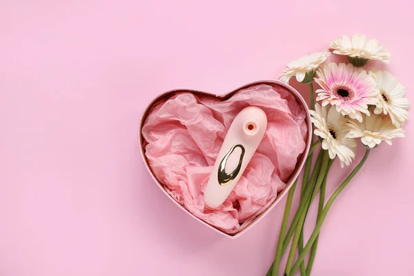 Presentask Med Vibrator Och Blommor Rosa Bakgrund — Stockfoto
