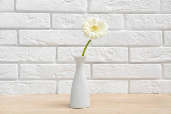 Vaso Com Flor Gerbera Mesa Perto Parede Tijolo Branco — Fotografia de Stock