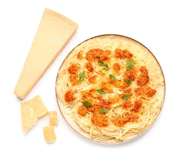 白を背景にパルメザンチーズとおいしいイタリアのパスタのプレート — ストック写真
