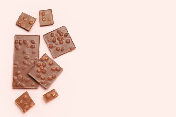 Süße Leckere Schokolade Mit Nüssen Auf Hellrosa Hintergrund — Stockfoto
