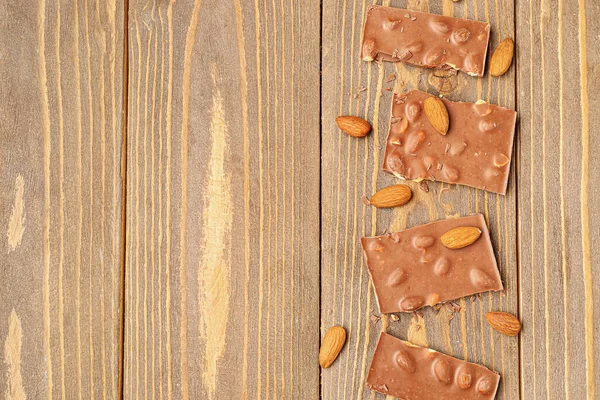 Süße Leckere Schokolade Mit Nüssen Auf Holzgrund — Stockfoto