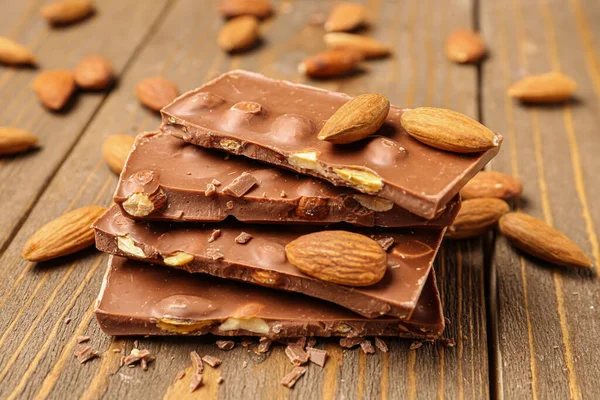 Süße Leckere Schokolade Mit Nüssen Auf Holzgrund — Stockfoto