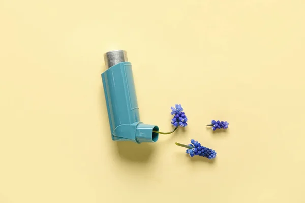 Inhalador Con Flores Sobre Fondo Beige — Foto de Stock