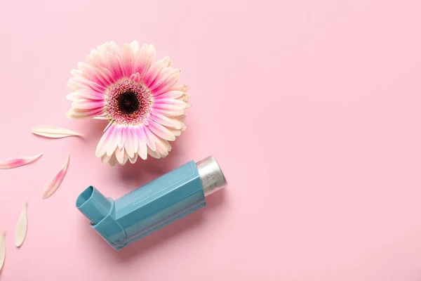 Inhalateur Avec Fleur Sur Fond Rose — Photo