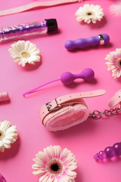 Sex Toys Avec Des Fleurs Sur Fond Rose Gros Plan — Photo