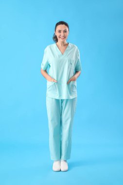 Açık mavi arka planda kadın tıp asistanı