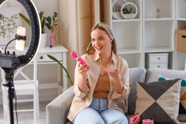 Kadın blogcu evde vibratör hakkında video eleştirisi yapıyor