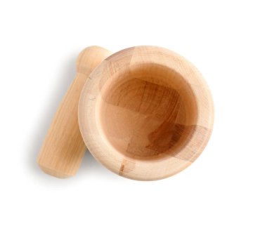 Beyaz arkaplanda kabuklu ahşap havan topu