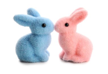 Beyaz arka planda izole edilmiş şirin Paskalya tavşanları