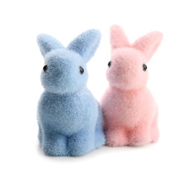 Beyaz arka planda izole edilmiş şirin Paskalya tavşanları