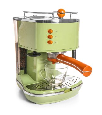 Beyaz arka planda kahve fincanı ve fasulyesi olan modern kahve makinesi.