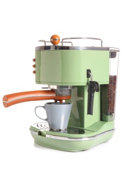 Beyaz arka planda kahve fincanı ve fasulyesi olan modern kahve makinesi.