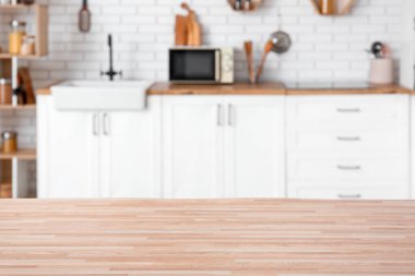 Modern mutfağın içindeki boş masa.