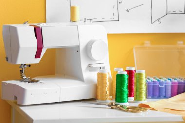 Atölyede iplik makaralı dikiş makinesi, yakın plan