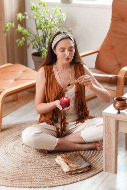 Evde mum ve palo santo temizleme uzayı ile genç cadı