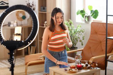 Genç cadı evdeki blog için video kaydediyor