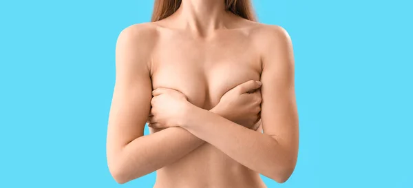 Mujer Joven Desnuda Sobre Fondo Azul Claro Concepto Conciencia Sobre — Foto de Stock