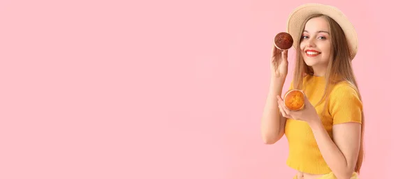 Jeune Femme Avec Savoureux Muffins Sur Fond Rose Avec Espace — Photo