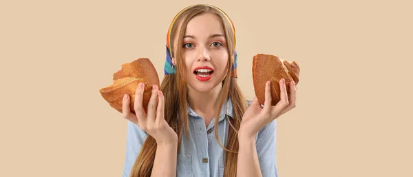 Emocjonalna Młoda Kobieta Kawałkami Świeżego Chleba Beżowym Tle — Zdjęcie stockowe