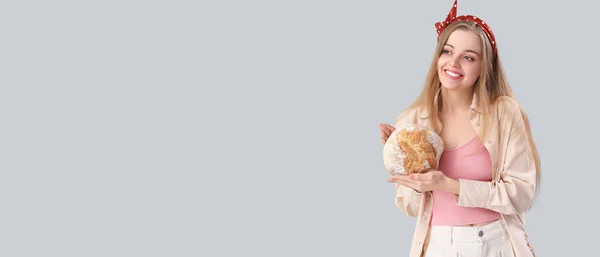 Junge Frau Mit Frischem Brot Auf Grauem Hintergrund Mit Platz — Stockfoto