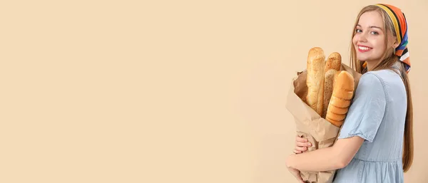 Junge Frau Mit Frischem Baguette Auf Beigem Hintergrund Mit Platz — Stockfoto