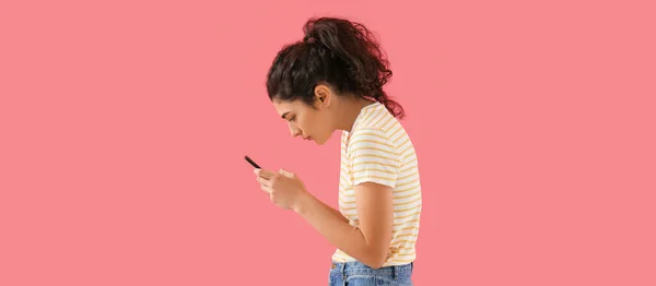Jovem Com Postura Usando Smartphone Fundo Rosa — Fotografia de Stock
