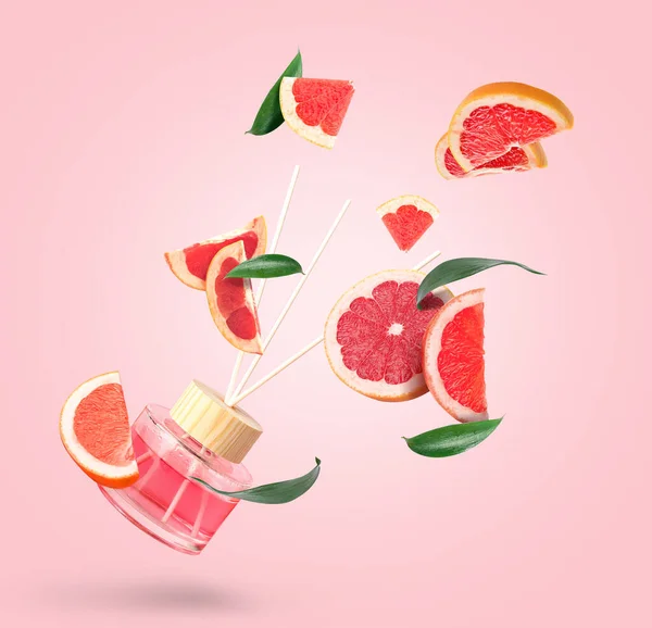 Schilfdiffusor Mit Grapefruitscheiben Auf Rosa Hintergrund — Stockfoto