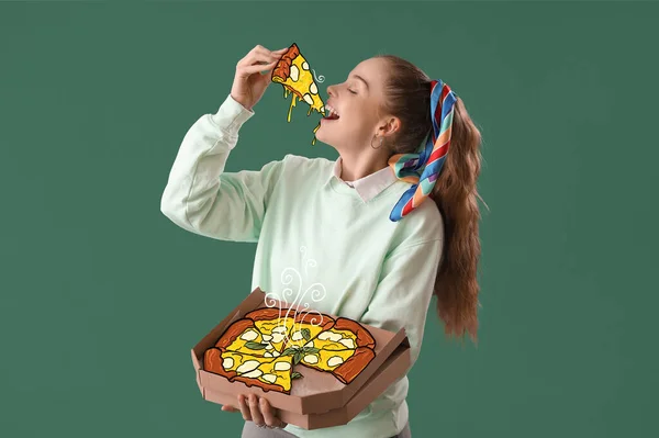 Szczęśliwa Młoda Kobieta Smaczną Pizzę Zielonym Tle — Zdjęcie stockowe