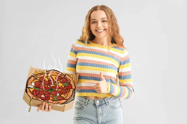 Szczęśliwa Młoda Kobieta Trzyma Pudełko Smaczną Pizzą Jasnym Tle — Zdjęcie stockowe
