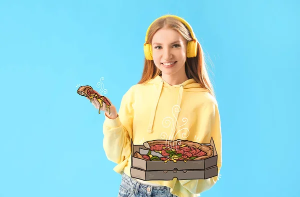 Szczęśliwa Młoda Kobieta Słuchawkach Smacznej Pizzy Jasnoniebieskim Tle — Zdjęcie stockowe