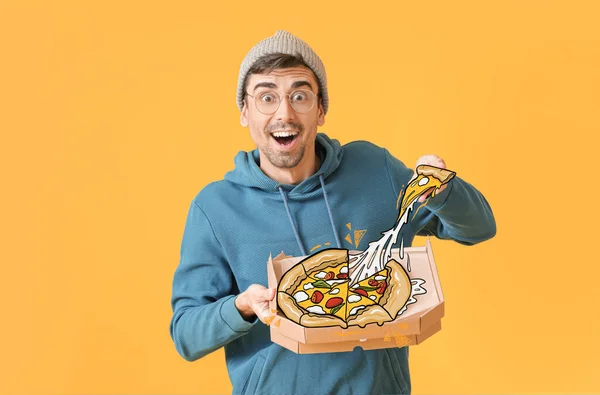 Překvapený Mladý Muž Chutnou Pizzu Žlutém Pozadí — Stock fotografie