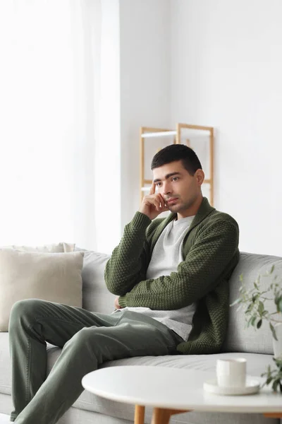 Evdeki Kanepede Oturan Düşünceli Genç Adam — Stok fotoğraf