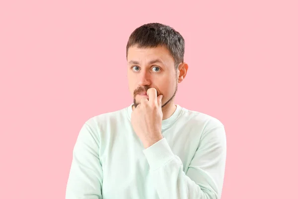 Όμορφος Άνθρωπος Τρώει Καρφιά Ροζ Φόντο Κοντινό Πλάνο — Φωτογραφία Αρχείου