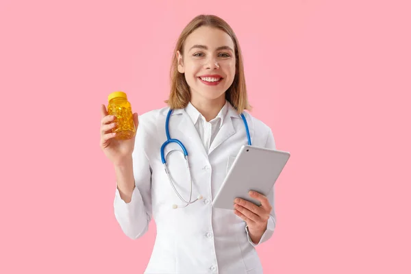 Beautiful Doctor Bottle Vitamin Supplements Tablet Computer Pink Background — Stockfoto
