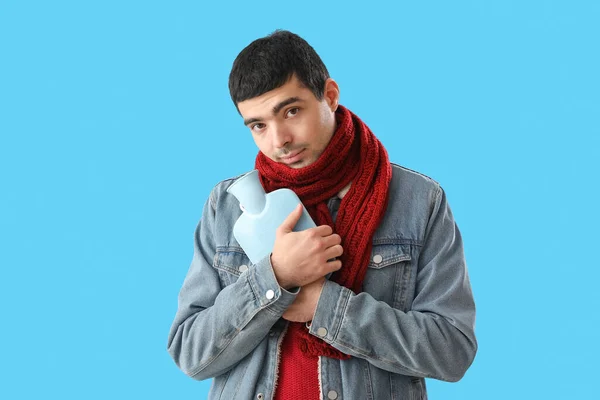 Jeune Homme Avec Bouteille Eau Chaude Sur Fond Bleu — Photo