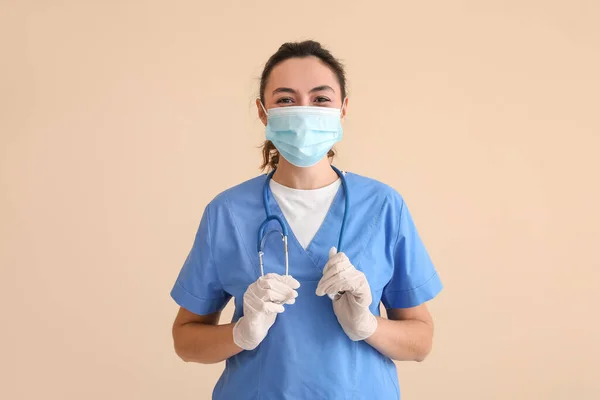 Assistante Médicale Féminine Avec Stéthoscope Sur Fond Beige — Photo