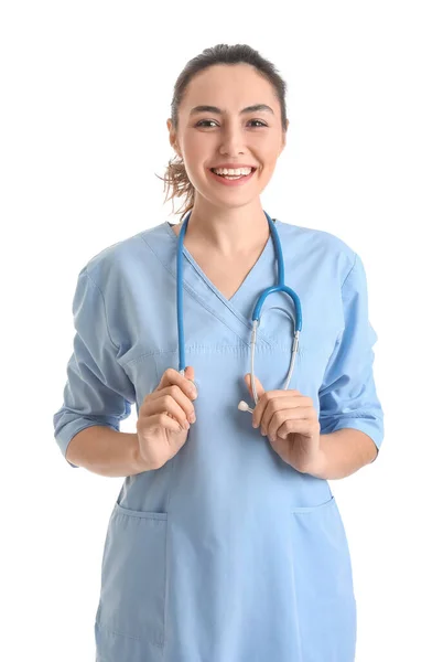女性医療アシスタントとともに聴診器上の白い背景 — ストック写真